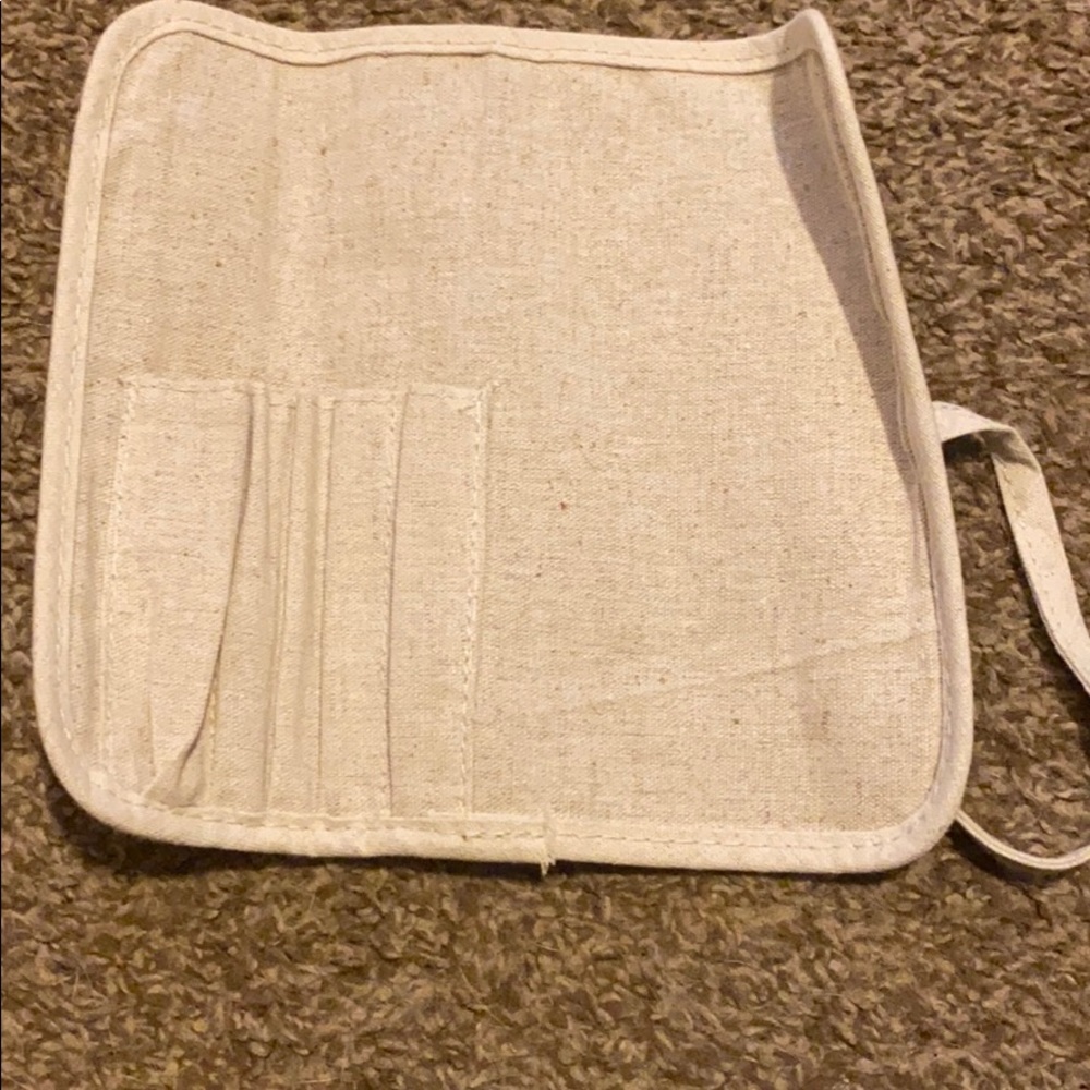 Brushes holder